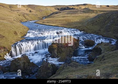 Cascade de Hestavaosfoss le long du sentier de randonnée Waterfall Way, sud de l'Islande Banque D'Images