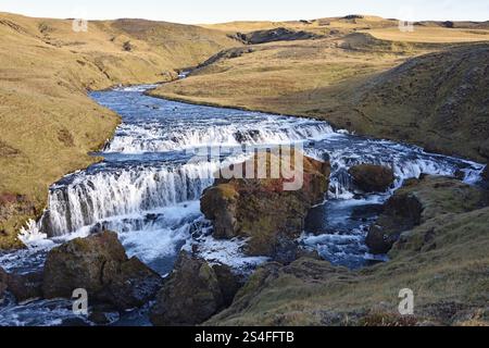 Cascade de Hestavaosfoss le long du sentier de randonnée Waterfall Way, sud de l'Islande Banque D'Images