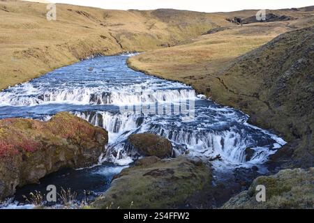 Cascade de Hestavaosfoss le long du sentier de randonnée Waterfall Way, sud de l'Islande Banque D'Images