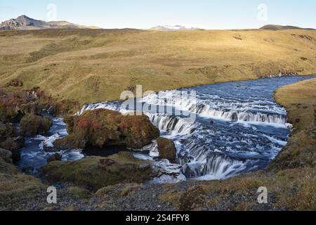 Cascade de Hestavaosfoss le long du sentier de randonnée Waterfall Way, sud de l'Islande Banque D'Images