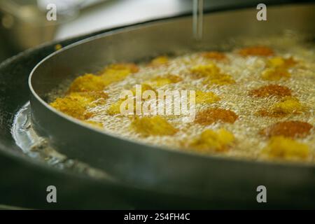 Préparation et friture de boules de falafel au marché turc de Kreuzberg, Berlin. Banque D'Images