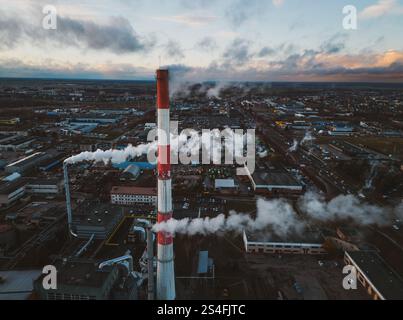Siauliai, Lituanie - 25 novembre 2024 : vue aérienne la centrale biomasse est une centrale combinée biomasse-chaleur à iauliai, Lituanie. Plan biocarburant Banque D'Images