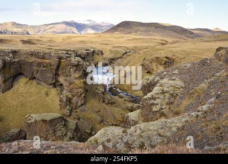 Cascade de Steinbogafoss le long du sentier de randonnée Waterfall Way, sud de l'Islande Banque D'Images