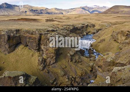 Cascade de Steinbogafoss le long du sentier de randonnée Waterfall Way, sud de l'Islande Banque D'Images