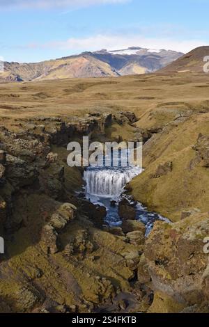 Cascade de Steinbogafoss le long du sentier de randonnée Waterfall Way, sud de l'Islande Banque D'Images