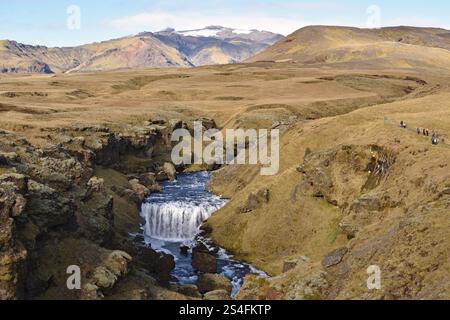 Cascade de Steinbogafoss le long du sentier de randonnée Waterfall Way, sud de l'Islande Banque D'Images