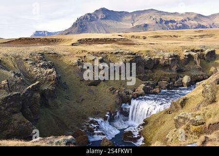 Cascade de Steinbogafoss le long du sentier de randonnée Waterfall Way, sud de l'Islande Banque D'Images