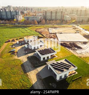 Siauliai, Lituanie, 2024 : les travailleurs de vue aérienne de haut en bas sur la surface de pose de toit se préparent à l'installation de panneaux solaires pour la maison privée. Vert Nouveau hous Banque D'Images
