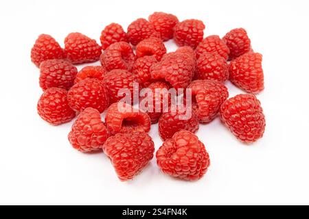 pile de framboises fraîches, gros plan, isolé sur fond blanc Banque D'Images