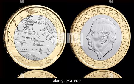 L'une des premières pièces de 2025 au Royaume-Uni est la pièce de 2 £ conçue par le HMS Belfast, représentant un portrait du roi Charles par Martin Jennings. Banque D'Images