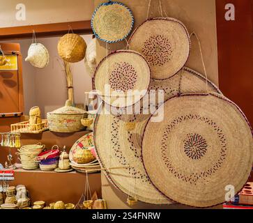 Cette image présente une variété d'artisanat omanais, y compris des paniers tissés et des plateaux, mettant en valeur l'artisanat complexe et l'art culturel Banque D'Images
