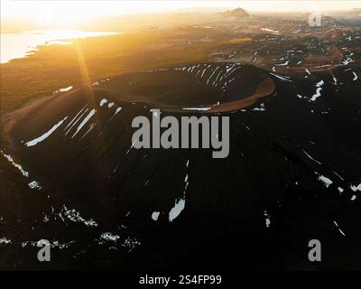 Vue d'en haut, superbe vue aérienne du volcan Hverfjall au coucher du soleil. Hverfjall est un volcan fascinant près du lac Mývatn, avec un cratère à peu près Banque D'Images