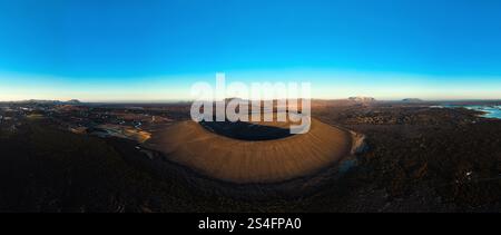 Vue d'en haut, superbe vue aérienne du volcan Hverfjall au coucher du soleil. Hverfjall est un volcan fascinant près du lac Mývatn, avec un cratère à peu près Banque D'Images