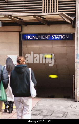 Les gens entrent dans Monument Station à Londres Banque D'Images