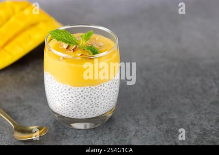 Pudding aux graines de chia avec mangue fraîche et lait de coco. Petit déjeuner sain et diététique. Nourriture saine et desserts végétaliens. Banque D'Images
