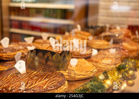 Pâtisseries festives exposées dans une vitrine de boulangerie pendant la période des fêtes Banque D'Images