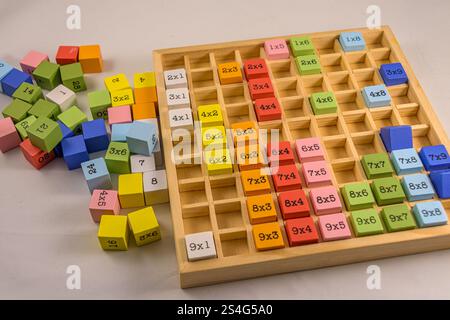 table de multiplication en bois coloré sur fond blanc Banque D'Images