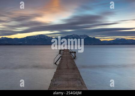 Lumière du soir à Seebruck au lac Chiemsee, Bavière, Allemagne en hiver Banque D'Images