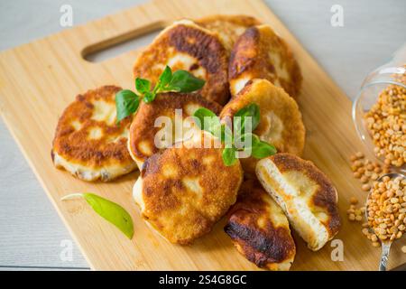 tartes aux pois frites cuites sur une planche de bois. Banque D'Images