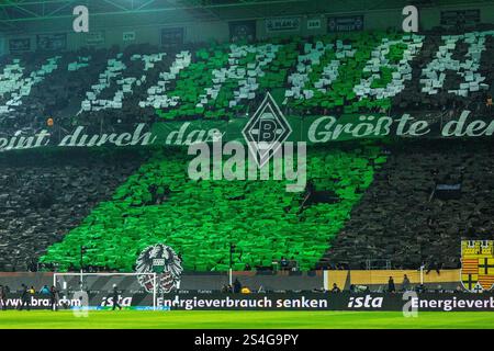 Sport, Fussball, Bundesliga, 2024/2025, 11.01.2025, Borussia Moenchengladbach v. FC Bayern Muenchen 0-1, Stadion Borussia-Park, Gladbacher Fussballfans in der Nordkurve praesentieren eine Choreographie, LA RÉGLEMENTATION DFL INTERDIT TOUTE UTILISATION DE PHOTOGRAPHIES COMME SÉQUENCES D'IMAGES ET/OU QUASI-VIDÉO, sports, football, Bundesliga, 2024/2025, 11.01.2025, Borussia Moenchengladbach v. FC Bayern Munich 0-1, Stadium Borussia Park, Gladbach fans de football dans le Nordkurve présentent une chorégraphie, LA RÉGLEMENTATION DFL INTERDIT TOUTE UTILISATION DE PHOTOGRAPHIES COMME SÉQUENCES D'IMAGES ET/OU QUASI-VIDÉO *** local Caption *** sports, fo Banque D'Images