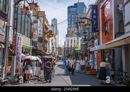 Tokyo, Japon - 15 juin 2024 : Shin-Nnakamise-dori, une rue traversant le Nakamise-dori. Asakusa est situé à Shitamachi, qui est toujours mai Banque D'Images