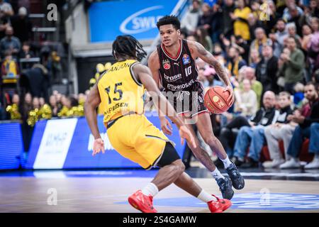 Ronaldo Segu (Bamberg Baskets, #10) v. Ezra Manjon (MHP Riesen Ludwigsburg, #15) / GER, MHP Riesen Ludwigsburg - Bamberg Baskets, easycredit BBL, Basketball, Bundesliga, 16. Spieltag, Spielzeit 2024/2025, 12.01.2025 Foto : Eibner/Sandy Dinkelacker Banque D'Images
