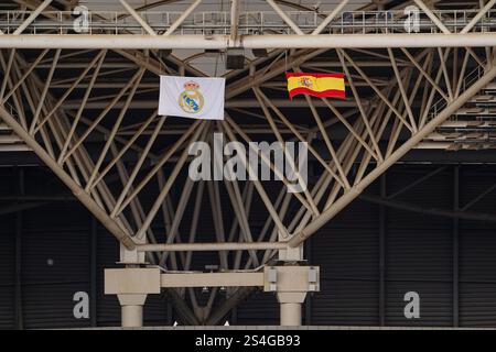 Une vue générale de l'intérieur montre les drapeaux de l'Espagne (R) et du Real Madrid (l) dans le stade King Abdullah Sports City avant le match final de la Super Coupe d'Espagne El Clasico entre le FC Barcelone et le Real Madrid. Banque D'Images