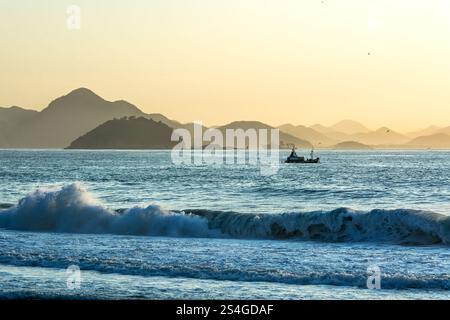 Bateau de pêche sur l'océan Atlantique en face de la plage de Copacabana à Rio de Janeiro Banque D'Images