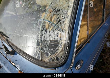 Gros plan du pare-brise brisé d'une vieille voiture dans un accident Banque D'Images