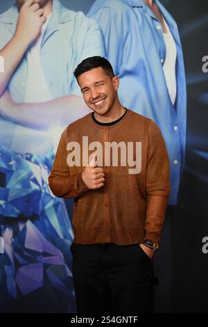 Munich, Allemagne. 12 janvier 2025. Le chanteur Nico Santos se tient sur le tapis rouge lors de la première mondiale du film 'les trois ??? Et le chien des Carpates. Crédit : Felix Hörhager/dpa/Alamy Live News Banque D'Images