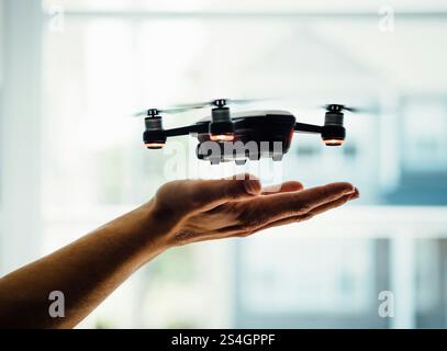 main masculine tenant un drone quadcopter Banque D'Images
