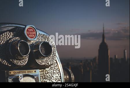 Viseur avec Empire State Building en arrière-plan au coucher du soleil Banque D'Images