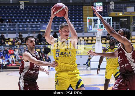 Turin, Italie. 12 janvier 2025. #34 Maximiliam Ladurner (Reale Mutua basket Torino) pendant Reale Mutua Torino vs HDL Nardo basket, match italien de basket-ball Serie A2 Men à Turin, Italie, 12 janvier 2025 crédit : Agence photo indépendante/Alamy Live News Banque D'Images