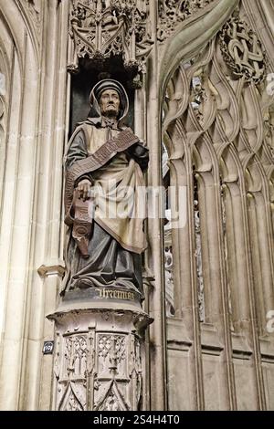 Des sculptures complexes décorent la façade de la cathédrale Sainte-Sécile d'Albi, mettant en valeur l'art local. Banque D'Images