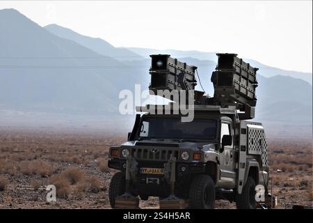 Non divulgué, Iran. 12 janvier 2025. Soldats iraniens prenant part à un exercice militaire dans un lieu non divulgué en Iran. L'Iran a étendu ses exercices militaires à deux installations nucléaires supplémentaires dans l'ouest et le centre du pays. (Image de crédit : © Bureau de l'armée iranienne via ZUMA Press Wire) USAGE ÉDITORIAL SEULEMENT! Non destiné à UN USAGE commercial ! Banque D'Images