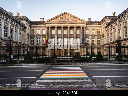 Façade néo-classique du Parlement fédéral avec drapeaux et un jardinCentre-ville de Bruxelles, Belgique, 9 janvier 2025 Banque D'Images