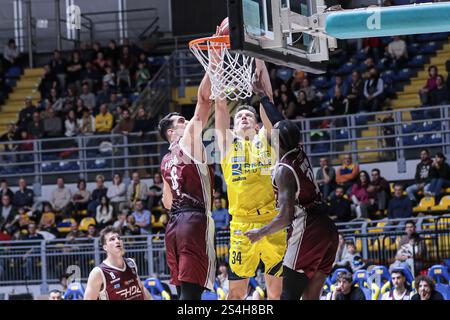 Turin, Italie. 12 janvier 2025. #34 Maximiliam Ladurner (Reale Mutua basket Torino) pendant Reale Mutua Torino vs HDL Nardo basket, match italien de basket-ball Serie A2 Men à Turin, Italie, 12 janvier 2025 crédit : Agence photo indépendante/Alamy Live News Banque D'Images