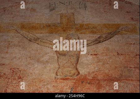 Crucifixon : fresque rouge ocre endommagée dans la couronne médiévale de Zlatá ou monastère cistercien de la Couronne d'Or en Bohême du Sud, Tchéquie / République tchèque. Zlatá Koruna est l'un des plus beaux exemples de l'architecture monastique gothique en Europe centrale. Banque D'Images