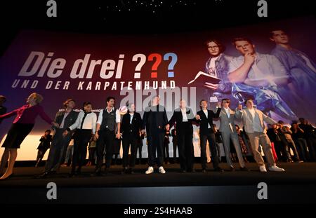 Munich, Allemagne. 12 janvier 2025. Le casting et l'équipe sont sur scène pour la première mondiale du film 'The Three ??? Et le chien des Carpates. Crédit : Felix Hörhager/dpa/Alamy Live News Banque D'Images
