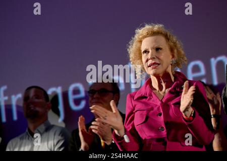 Munich, Allemagne. 12 janvier 2025. L'actrice Sunnyi Melles est sur scène lors de la première mondiale du film 'les trois ??? Et le chien des Carpates. Crédit : Felix Hörhager/dpa/Alamy Live News Banque D'Images