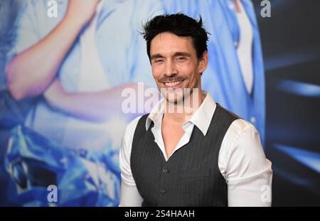 Munich, Allemagne. 12 janvier 2025. L'acteur Philipp Christopher se tient sur le tapis rouge lors de la première mondiale du film 'les trois ??? Et le chien des Carpates. Crédit : Felix Hörhager/dpa/Alamy Live News Banque D'Images