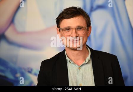 Munich, Allemagne. 12 janvier 2025. L'acteur Florian Lukas se tient sur le tapis rouge lors de la première mondiale du film 'les trois ??? Et le chien des Carpates. Crédit : Felix Hörhager/dpa/Alamy Live News Banque D'Images