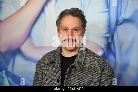 Munich, Allemagne. 12 janvier 2025. L'acteur Pablo Sprungala se tient sur le tapis rouge lors de la première mondiale du film 'les trois ??? Et le chien des Carpates. Crédit : Felix Hörhager/dpa/Alamy Live News Banque D'Images