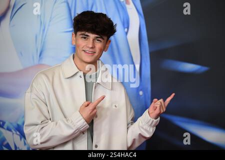 Munich, Allemagne. 12 janvier 2025. L'acteur Benni BK se tient sur le tapis rouge lors de la première mondiale du film 'les trois ??? Et le chien des Carpates. Crédit : Felix Hörhager/dpa/Alamy Live News Banque D'Images