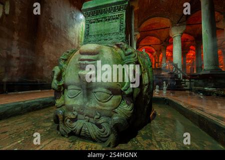 Gorgone Méduse tête dans la Citerne Basilique (Yerebatan Sarnici) - ancien réservoir d'eau souterraine à Istanbul, Turquie Banque D'Images