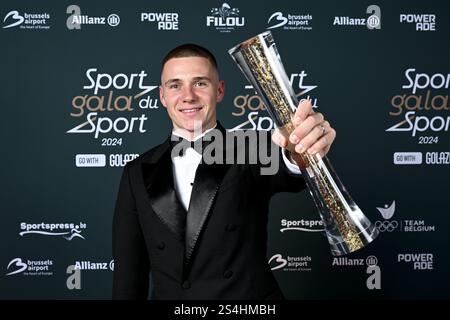 Zaventem, Belgique. 12 janvier 2025. Le belge Remco Evenepoel pose pour le photographe lors de la remise des prix 'Sportgala', pour annoncer le sport féminin et masculin de l'année 2024, dimanche 12 janvier 2025 à Zaventem. BELGA PHOTO DIRK WAEM crédit : Belga News Agency/Alamy Live News Banque D'Images