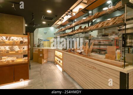 HONG KONG, CHINE - 1er FÉVRIER 2019 : du pain fraîchement cuit exposé à Paper Stone Bakery à Hong Kong. Banque D'Images