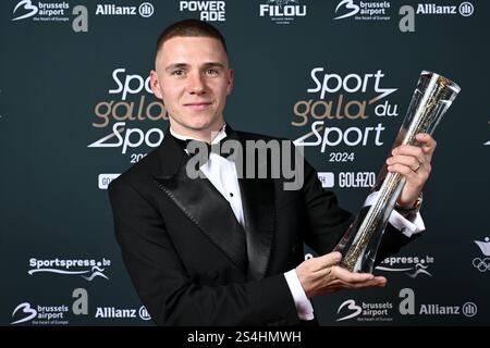 Zaventem, Belgique. 12 janvier 2025. Le belge Remco Evenepoel pose pour le photographe lors de la remise des prix 'Sportgala', pour annoncer le sport féminin et masculin de l'année 2024, dimanche 12 janvier 2025 à Zaventem. BELGA PHOTO DIRK WAEM crédit : Belga News Agency/Alamy Live News Banque D'Images