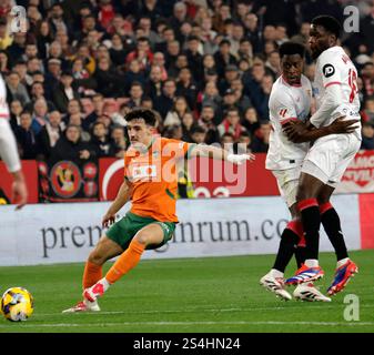 Espagnol la Liga EA Sports match de football Sevilla vs Valencia au stade Ramon Sanchez Pizjuan à Sevilla, Espagne. 11 janvier 2024. SEVILLA 11/01/2025 JORNADA 19 LIGA EA SPORTS 1ª DIVISION ESTADIO RAMON SANCHEZ PIZJUAN SEVILLA FC-VALENCIA CF. 900/cordon Press Credit : CORDON PRESS/Alamy Live News Banque D'Images