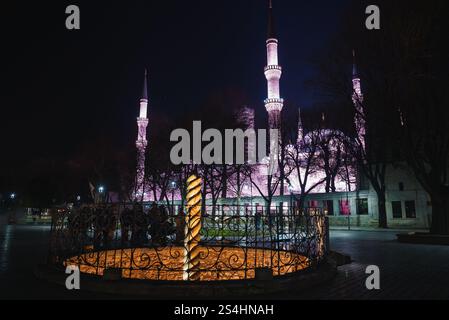 Mosquée Sultan Ahmed illuminée et colonne de Serpent la nuit à Istanbul Banque D'Images